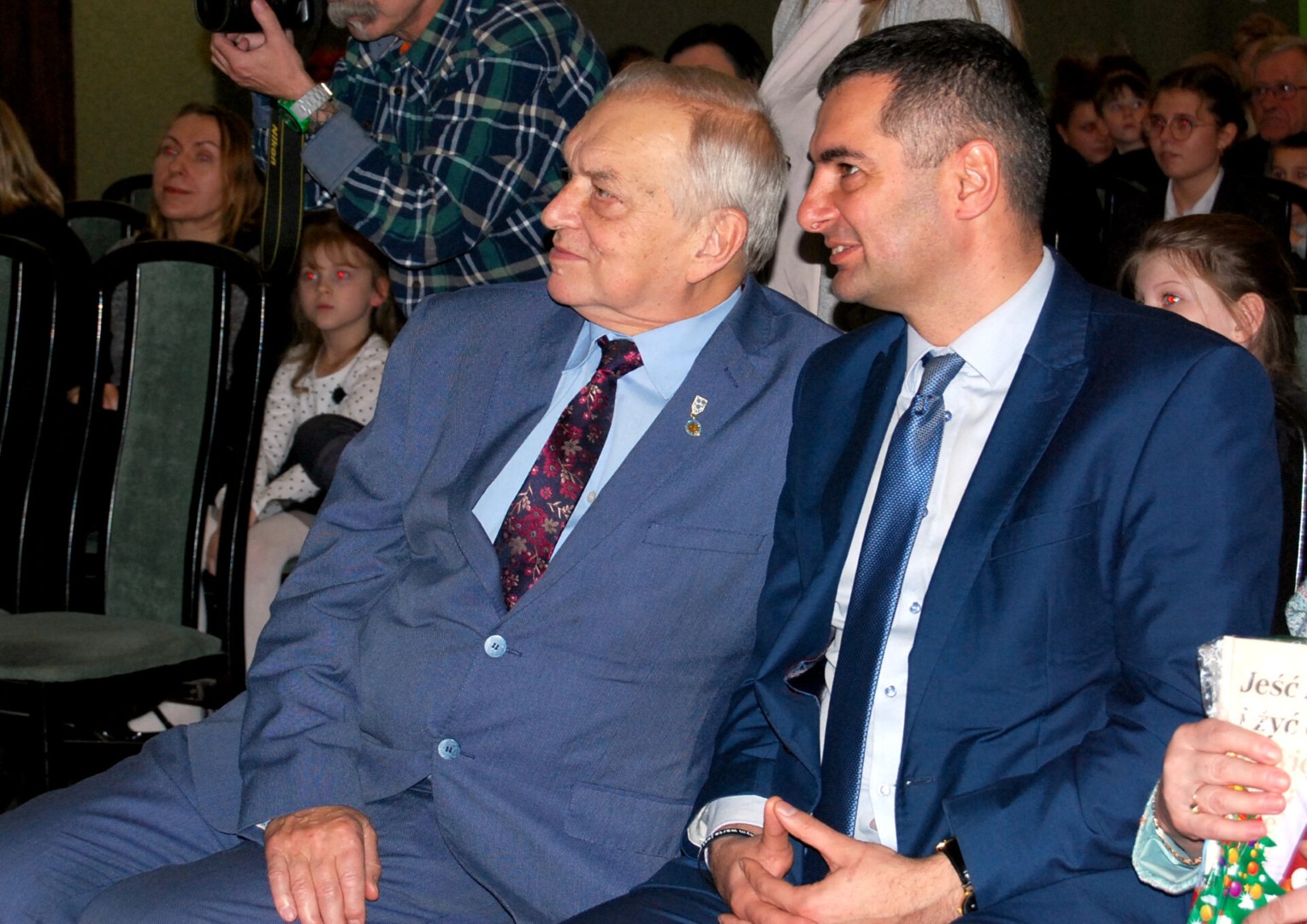 zdjęcie przedstawia wójta rafała plezie w klubie nauczyciela w legnicy