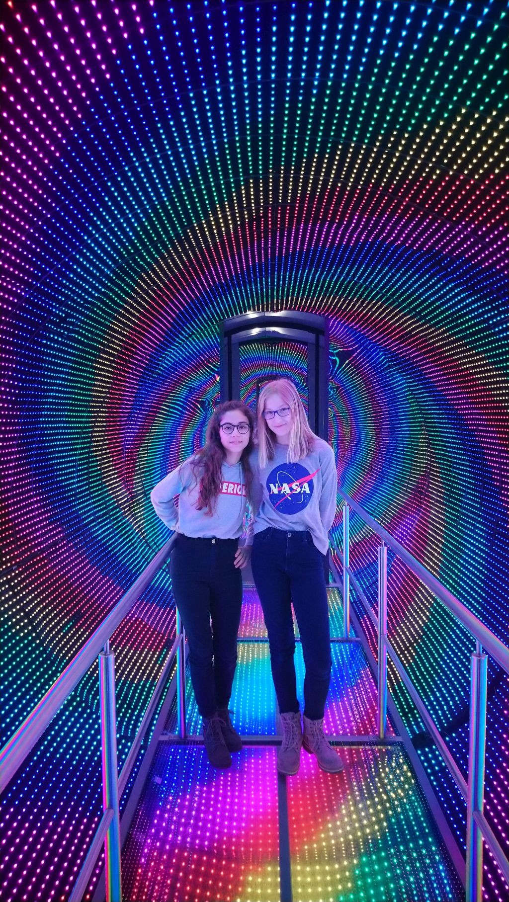 zdjęcie przedstawia dwie dziewczynki w kolorowym tunelu w Iqlandii