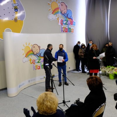 Wręczenie nagrody wykonawcy loga żłobka Gminnego Tęczowa Kraina