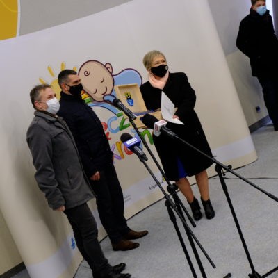 Zdjęcie przedstawiające wręczenie symbolicznego klucza do żłobka od Wójta dla Dyrektor