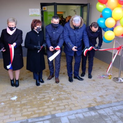 Zdjęcie przedstawiające przecięcie wstęgi na otwarcie żłobka przez Wójta, Marszałek Sejmu, Dyrektor Żłobka, WiceWojewodę, Radnego Sejmiku Wojewózkiego Piotra Karwana