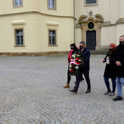 Zdjęcie przedstawiające marsz przedstawicieli gminy, w celu złożenia kwiatów pod krzyżem