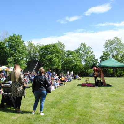 mieszkańcy gminy na festynie z okazji dnia dziecka