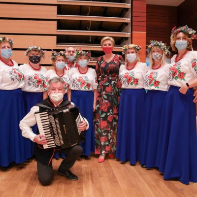 zdjęcie przdstawia nowowianki z pierwszą damą