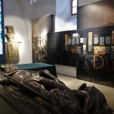 zdjęcie przedstawia pomnik henryka drugiego pobożnego w muzeum bitwy legnickiej w legnickim polu