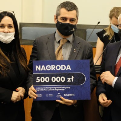 zdjęcie wójta i wojewody dolnośląskiego z odebrania nagrody